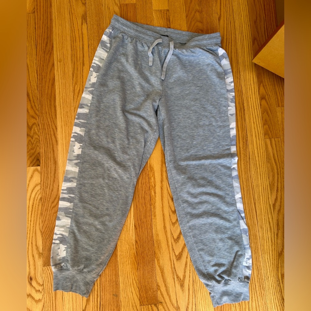Splendid camouflage grey pants size Medium. Excellent condition